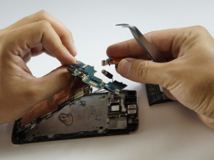 Замена динамика HTC One - Шаг 11.2